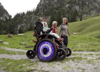 Fauteuils roulants tout-terrain pour les randonnées avec toute la famille